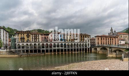 Tolosa, Spanien - 29. April 2022: Panoramablick auf das historische Stadtzentrum von Tolosa und den Fluss Oria im spanischen Baskenland Stockfoto