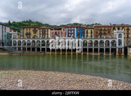 Tolosa, Spanien - 29. April 2022: Blick auf das historische Stadtzentrum von Tolosa und den Fluss Oria im spanischen Baskenland Stockfoto