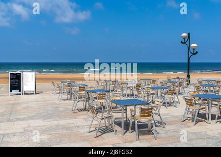 Zarauty, Spanien - 5. Mai 2022: Strandrestaurant mit leeren Stühlen und Tischen und Menütafeln und ohne Kunden Stockfoto