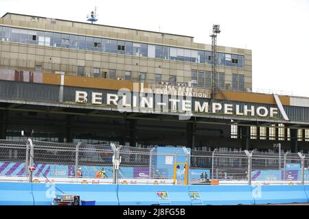 13. Mai 2022, Berlin, Tempelhofer Damm, 12101 Berlin, Deutschland: Berlin: Die Formel-E-Weltmeisterschaft startet am Tempelhofer Flugfeld. 22 Piloten kämpfen um zwei Etappensiege. (Bild: © Simone Kuhlmey/Pacific Press via ZUMA Press Wire) Stockfoto