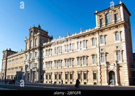 Modena - Italien, 14. Mai 2022: Dogenpalast von Modena (Palazzo Ducale) Häuser der italienischen Militärakademie (Accademia Militare Italyana) Stockfoto