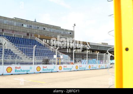 13. Mai 2022, Berlin, Tempelhofer Damm, 12101 Berlin, Deutschland: Berlin: Die Formel-E-Weltmeisterschaft startet am Tempelhofer Flugfeld. 22 Piloten kämpfen um zwei Etappensiege. (Bild: © Simone Kuhlmey/Pacific Press via ZUMA Press Wire) Stockfoto