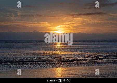 Datei-Foto vom 09/01/19 der Sonnenaufgang über dem Ärmelkanal, der vom Littlestone Beach in Kent aus gesehen wird. Einer Umfrage zufolge hat jeder fünfte (20 %) der 18- bis 25-Jährigen Urlaubsbetrug erlebt oder jemanden kennen, der dies bereits gemacht hat. Ausgabedatum: Montag, 16. Mai 2022. Stockfoto