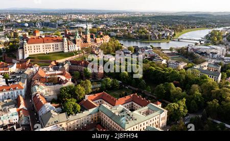 Krakau, Polen. 9.. Mai 2022. (ANMERKUNG DER REDAKTION: Aufnahme mit Drohne) Luftaufnahme des Wawel Royal Castle. (Bild: © Alex Bona/SOPA Images via ZUMA Press Wire) Stockfoto