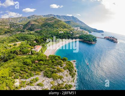 Queen's Beach in Milocer, Montenegro. Luftaufnahme der Meereswellen und der fantastischen Felsenküste, Montenegro Stockfoto