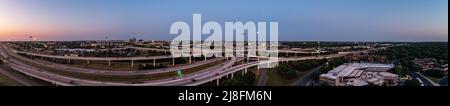 Austin, Texas, USA. 15. Mai 2022. Der Vollmond steigt über der Stadt Austin auf, die 183 North Overpass ist im Vordergrund zu sehen. Dieses erste rote Zeichen stammt vom Sonnenuntergang, aber der Mond am Sonntagabend, dem 15.. Mai, wird als Super Flower Blood Moon bezeichnet. Später an diesem Abend wird es eine Sonnenfinsternis geben, die dem Mond eine rote Farbe verleiht. Er wird Blumenmond genannt, weil im Mai viele Blumen wachsen. Kredit: Sidney Bruere/Alamy Live Nachrichten Stockfoto