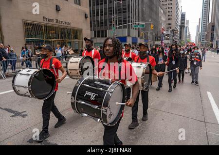 New York, Usa. 15.. Mai 2022. Mitglieder der Victory Music & Dance Company Inc. Aus Brooklyn, NY, nehmen an der ersten Kulturparade der asiatischen amerikanischen und pazifischen Inselbewohner in New York City Teil. Kredit: SOPA Images Limited/Alamy Live Nachrichten Stockfoto