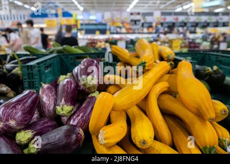 Nahaufnahme Bio Long Purple Aubergine oder Aubergine Solanum melongena und Squash auf dem Markt. Stockfoto