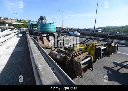 Prag, Tschechische Republik. 16.. Mai 2022. Beginn der ersten Etappe des Wiederaufbaus der Barrandov-Brücke am 16. Mai 2022 in Prag, Tschechische Republik. Kredit: Katerina Sulova/CTK Foto/Alamy Live Nachrichten Stockfoto