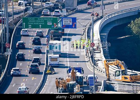 Prag, Tschechische Republik. 16.. Mai 2022. Beginn der ersten Etappe des Wiederaufbaus der Barrandov-Brücke am 16. Mai 2022 in Prag, Tschechische Republik. Quelle: VIT Simanek/CTK Photo/Alamy Live News Stockfoto