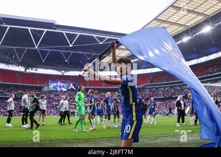 London, Großbritannien. 15.. Mai 2022. So-Yni Ji aus Chelsea feiert nach dem FA-Cup-Spiel der Frauen im Wembley Stadium, London, mit einer Chelsea-Flagge. Bildnachweis sollte lauten: Isaac Parkin/Sportimage Kredit: Sportimage/Alamy Live News Stockfoto