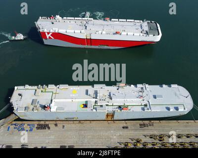 YANTAI, CHINA - 16. MAI 2022 - Hamburg Highway Schiff verlässt Yantai Hafen, 16. Mai 2022, in Yantai, Provinz Shandong, China. Stockfoto