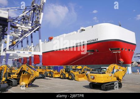 YANTAI, CHINA - 16. MAI 2022 - Hamburg Highway Schiff schließt Verladung im Yantai Hafen ab und bereitet sich auf den Segeltörn vor, 16. Mai 2022, Yantai City, Shandong Pro Stockfoto