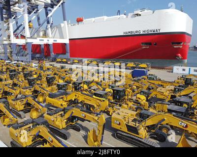 YANTAI, CHINA - 16. MAI 2022 - Hamburg Highway Schiff schließt Verladung im Yantai Hafen ab und bereitet sich auf den Segeltörn vor, 16. Mai 2022, Yantai City, Shandong Pro Stockfoto