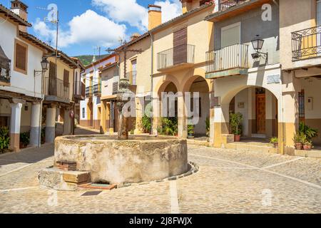 Antiker Brunnen auf einem Stadtplatz, Guadalupe, Spanien Stockfoto