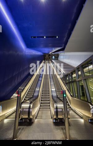 Beleuchtete Rolltreppen an einer der neueren und modernen Metrostationen Helsinkis, Urheilupuisto (Idrottsparken), in Finnland. Stockfoto