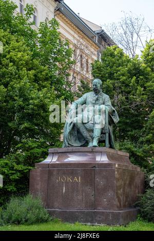 Statue von Mór Jókai (1825-1904) Jokai-Platz, Budapest, Ungarn. Stockfoto