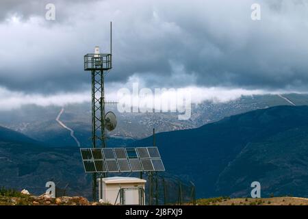 Wetterüberwachungsstation in den Bergen, Spanien Stockfoto