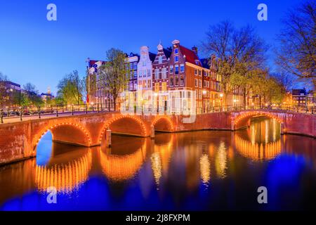 Amsterdam, Niederlande.der Keizersgracht-Kanal und Brücken bei Nacht. Stockfoto