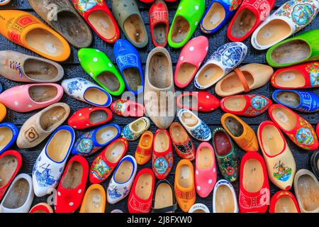 Zaanse-Schans, Niederlande. Traditionelle bemalte handgemachte holländische Holzschuhe. Stockfoto