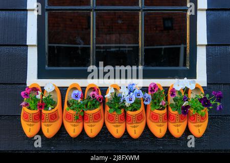 Zaanse-Schans, Niederlande. Traditionelle bemalte handgemachte holländische Holzschuhe. Stockfoto