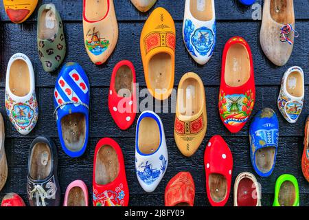 Zaanse Schans, Niederlande. Traditionelle bemalte handgemachte holländische Holzschuhe. Stockfoto