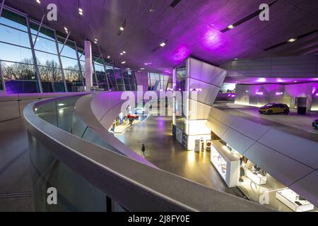 BMW Welt - ein multifunktionales Ausstellungszentrum, das die Ausstellung von Fahrzeugen der Marke BMW kombiniert.München, Bayern, Deutschland Stockfoto