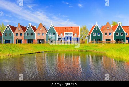 Volendam, Niederlande. Farbige Häuser des Marineparks in Volendam. Nordholland. Stockfoto