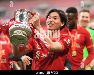 14. Mai 2022 - Chelsea gegen Liverpool - Emirates FA Cup Finale - Wembley Stadium Takumi Minamino feiert mit dem FA Cup Bildnachweis : © Mark Pain / Alamy Live News Stockfoto