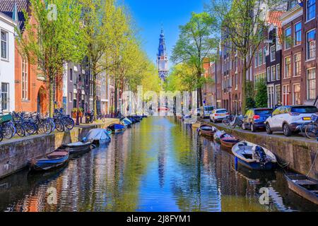 Amsterdam, Niederlande. Groenburgwal Kanal mit Zuiderkerk Turm im Hintergrund. Stockfoto