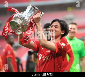 14. Mai 2022 - Chelsea gegen Liverpool - Emirates FA Cup Finale - Wembley Stadium Takumi Minamino feiert mit dem FA Cup Bildnachweis : © Mark Pain / Alamy Live News Stockfoto