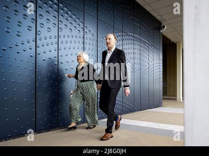 2022-05-16 09:54:21 BADHOEVEDORP - Verwandter Evert van Zijtveld kommt am Schiphol Justizkomplex für die Follow-up-Sitzung des umfangreichen Strafverfahrens über den Abschuss von Flug MH17. In diesem Sitzungsblock erhält das Legal Aid Team (RBT) zunächst das Wort, um auf den Schadenersatzanspruch zu reagieren. Dann ist die Staatsanwaltschaft für die Antwort an der Reihe. KOEN VAN WEEL niederlande Out - belgien Out Stockfoto