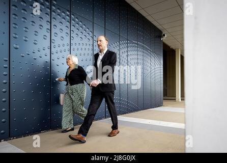 2022-05-16 09:54:21 BADHOEVEDORP - Verwandter Evert van Zijtveld kommt am Schiphol Justizkomplex für die Follow-up-Sitzung des umfangreichen Strafverfahrens über den Abschuss von Flug MH17. In diesem Sitzungsblock erhält das Legal Aid Team (RBT) zunächst das Wort, um auf den Schadenersatzanspruch zu reagieren. Dann ist die Staatsanwaltschaft für die Antwort an der Reihe. KOEN VAN WEEL niederlande Out - belgien Out Stockfoto