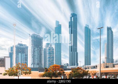 Baukran ist an der Entwicklung eines neuen mehrstöckigen Wohngebäudes beteiligt. Blick auf moderne Wolkenkratzer in Dubai. Bauentwicklung Stockfoto