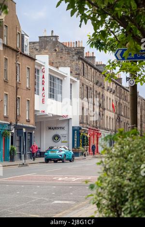 Edinburgh, Schottland, UK - Causewayside Garage mit renovierungsbedürftigen Schild von Basil Spence Stockfoto