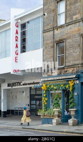 Edinburgh, Schottland, UK - Causewayside Garage mit renovierungsbedürftigen Schild von Basil Spence Stockfoto