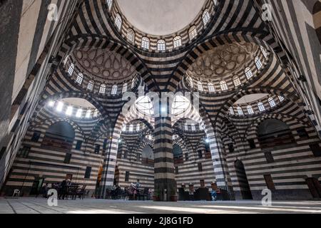 Damaskus, Syrien - Mai 2022: Historische Architektur (Khan as'ad Pasha), die größte Karawanserei in der Altstadt von Damaskus Stockfoto