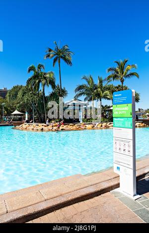 Brisbane Australien / Streets Beach ein städtischer, von Menschen geschackter Badestrand und Poolbereich. Stockfoto