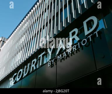 Freiburg im Breisgau, Deutschland - 13. April 2022:Courtyard by Marriott ist eine Hotelmarke im Besitz von Marriott International, einer Marke mit vollem Serviceangebot Stockfoto