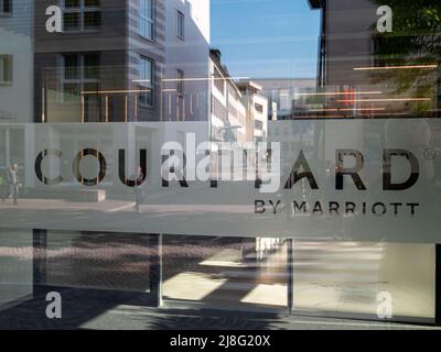 Freiburg im Breisgau, Deutschland - 13. April 2022:Courtyard by Marriott ist eine Hotelmarke im Besitz von Marriott International, einer Marke mit vollem Serviceangebot Stockfoto