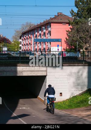 Freiburg im Breisgau, Deutschland - 13. April 2022: Der Radfahrer fährt durch die Unterführung unter dem Bahnhof in Freiburg im Breisgau Stockfoto