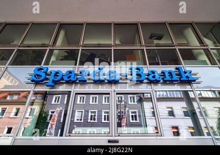 Freiburg im Breisgau, Deutschland - 13. April 2022: Sparda-Banken in Deutschland sind elf Genossenschaftsbanken. Traditionell sind sie im Einzelhandel spezialisiert Stockfoto