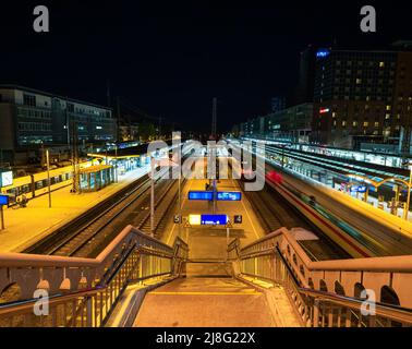 Freiburg im Breisgau, Deutschland - 13. April 2022: Nachtfoto von Freiburg Hauptbahnhof, dem Hauptbahnhof in Freiburg im Breisgau Stockfoto