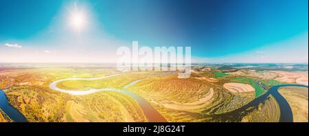 Panorama-Luftaufnahme Grüne Wälder Und Flusslandschaft Im Sonnigen Frühling Sommertag. Sonnenschein, Blick von oben auf die Natur, Vogelperspektive. Bäume Stehen Stockfoto