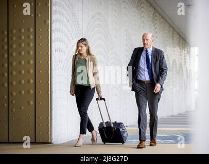 2022-05-16 09:33:50 BADHOEVEDORP - die Anwälte Boudewijn van Eijck und Sabine Ten Doesschate (L) kommen im Justizkomplex Schiphol an, um die Folgeverhandlung über das umfangreiche Strafverfahren bezüglich des Abschuss von Flug MH17 zu verfolgen. In diesem Sitzungsblock erhält das Legal Aid Team (RBT) zunächst das Wort, um auf den Schadenersatzanspruch zu reagieren. Dann ist die Staatsanwaltschaft für die Antwort an der Reihe. KOEN VAN WEEL niederlande Out - belgien Out Stockfoto