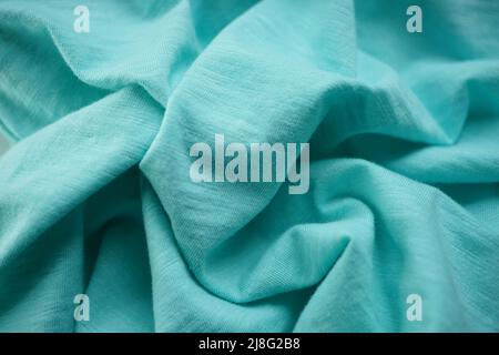 Knittertes, hellblaues Jersey, weicher, gewellter Hintergrund. Stockfoto