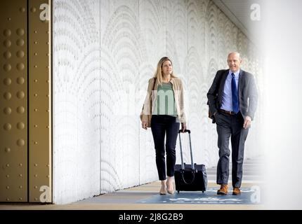 2022-05-16 09:33:48 BADHOEVEDORP - die Anwälte Boudewijn van Eijck und Sabine Ten Doesschate (L) kommen im Justizkomplex Schiphol an, um die Folgeverhandlung über das umfangreiche Strafverfahren bezüglich des Abschuss von Flug MH17 zu verfolgen. In diesem Sitzungsblock erhält das Legal Aid Team (RBT) zunächst das Wort, um auf den Schadenersatzanspruch zu reagieren. Dann ist die Staatsanwaltschaft für die Antwort an der Reihe. KOEN VAN WEEL niederlande Out - belgien Out Stockfoto