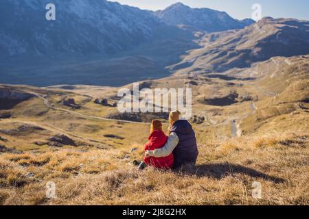 Montenegro. Mutter und Sohn Touristen im Hintergrund des Durmitor National Park. Saddle Pass. Alpwiesen. Berglandschaft. Reisen Sie umher Stockfoto