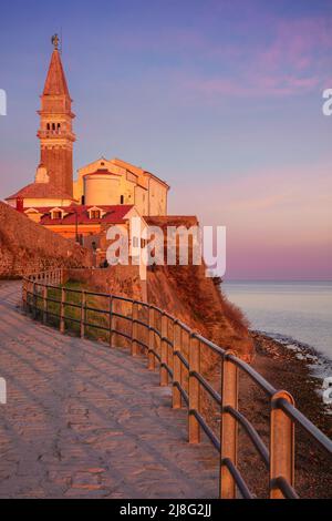 Piran, Slowenien. Stadtbild des schönen Piran, Slowenien bei Sonnenaufgang im Frühling. Stockfoto