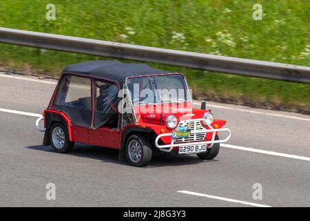 „Molly“ 1989 80s Red Achtziger Austin Mini Moke MT 15-18 988cc Benziner-Segeltuch-Konzeptfahrzeug, das auf der M6 Motorway, Großbritannien, gefahren wird Stockfoto